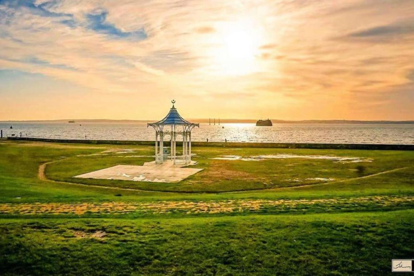Air Maison - Stunning Beach Front Apartment พอร์ตสมัธ ภายนอก รูปภาพ