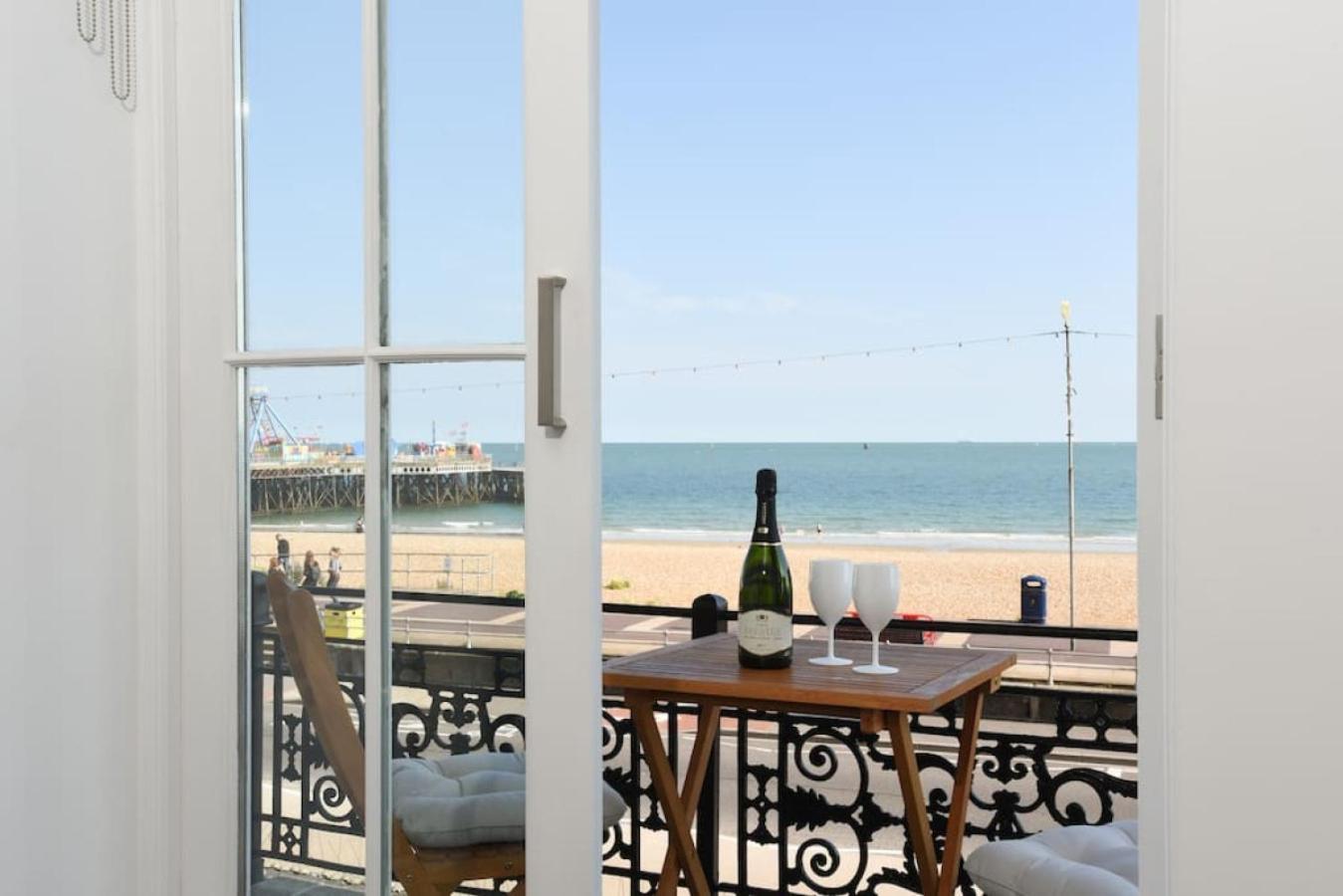 Air Maison - Stunning Beach Front Apartment พอร์ตสมัธ ภายนอก รูปภาพ